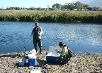 Dr Kim and Mr Hendricks preparing for sampling in the Black River